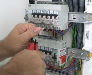 Comment ajouter un disjoncteur d’éclairage ou de prise dans un tableau électrique ?