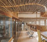 Du bois de réemploi pour un siège social en Inde, conçu par Earthitects