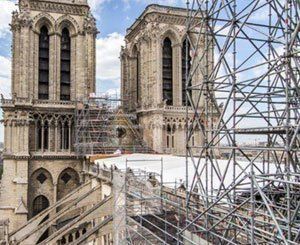 Deux ans après l'incendie, Macron sur le toit éventré de Notre-Dame