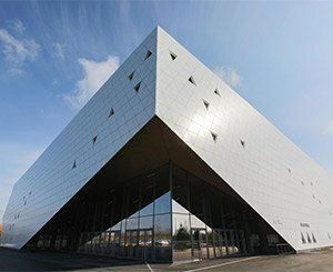 Murs-rideaux trapézoïdaux de l'Arena Futuroscope à Poitiers : un chantier soulignant l'expertise Louineau sur le dimensionnement des pièces d'ancrage