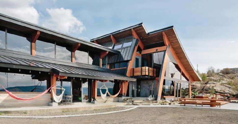 Ce designer a créé une maison de rêve à partir de bois recyclé au Canada