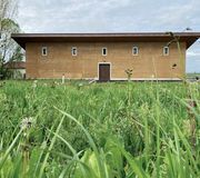 En Charente-Maritime, un chai de stockage enveloppé de pisé par Atelier Rural