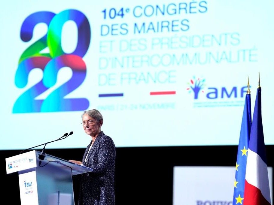 Devant les maires de France, Elisabeth Borne promet écoute et simplifications