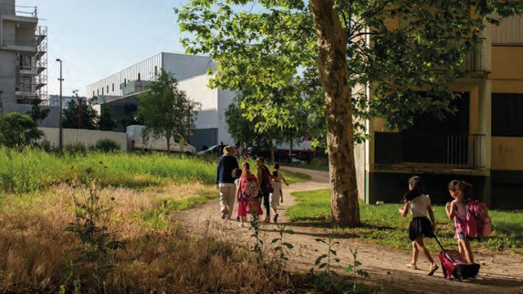 C’est une école bleue à Vaulx-en-Velin, on y vient à pied, par Dominique Coulon