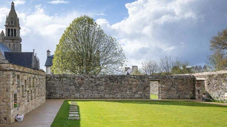 Jardin du souvenir dans le Finistère par Onzième Etage : une promenade laïque