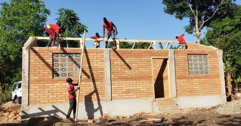 Haïti : cette organisation construit des maisons en briques de terre compressée