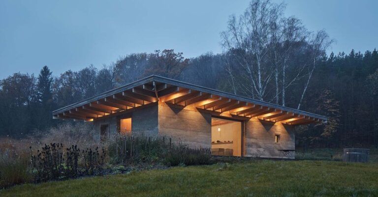 Une maison contemporaine tchèque en béton de chanvre avec toiture végétalisée