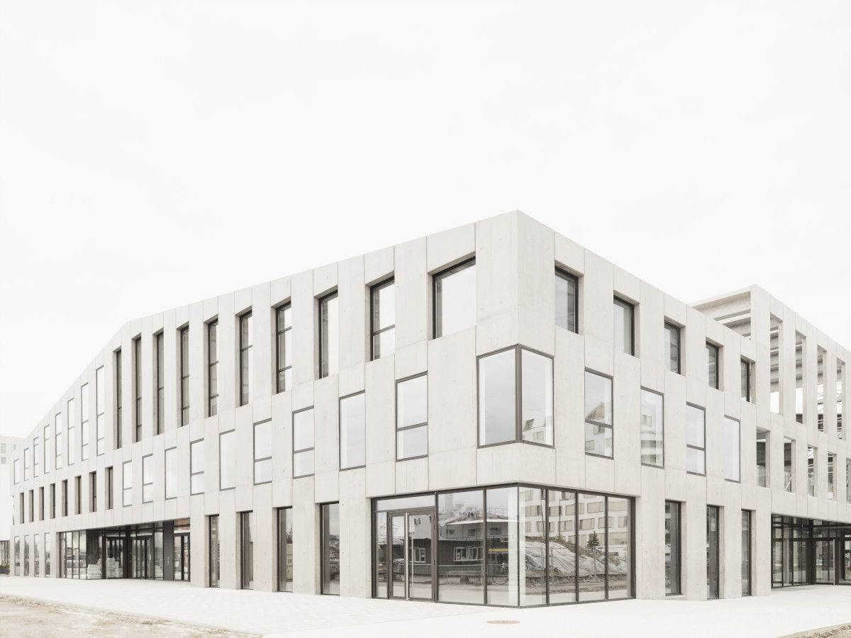 Un bâtiment béton au bord des flots, à Bordeaux