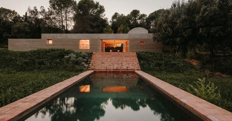 Casa Ter : une maison espagnole construite en pisé et matériaux locaux