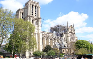 Plomb à Notre-Dame: faut-il confiner le chantier? 