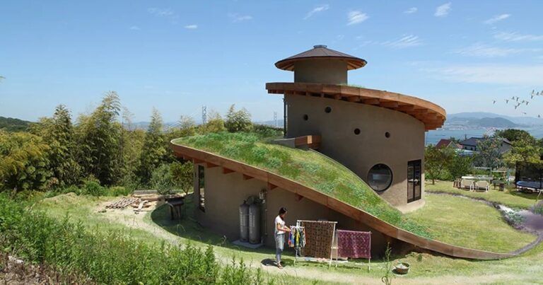 Une maison bois et terre en spirale avec jardin sur le toit sur l’île d’Awaji au Japon