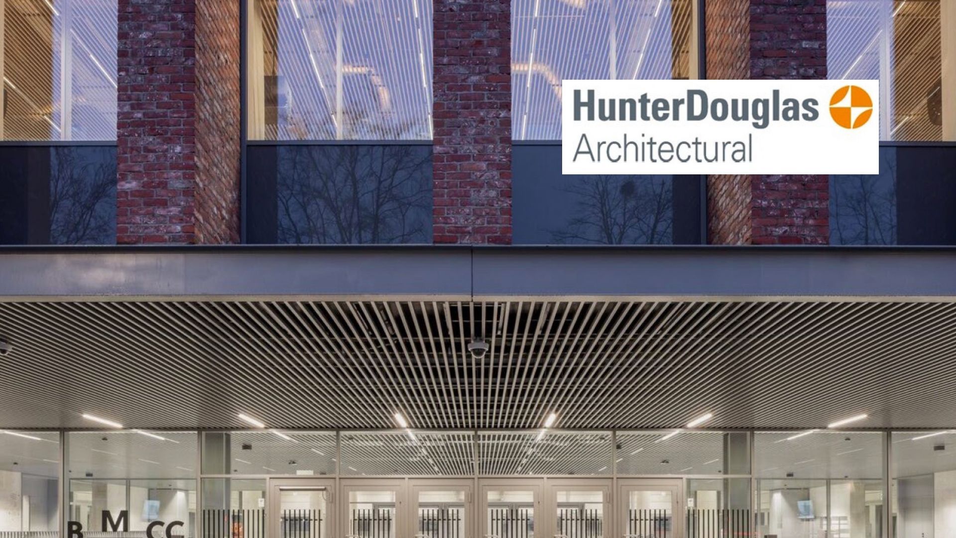 Centre de réunions et de congrès de Bruges : un plafond en métal haut de gamme, pour le nouvel édifice moderne au coeur de la ville historique