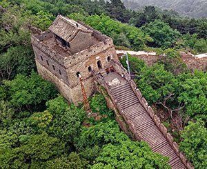 Pierre après pierre, ils réparent la Grande muraille de Chine