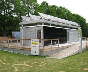 Un camp éphémère de maisons écolos-solaires bâti dans la campagne hongroise pour le Solar Decathlon