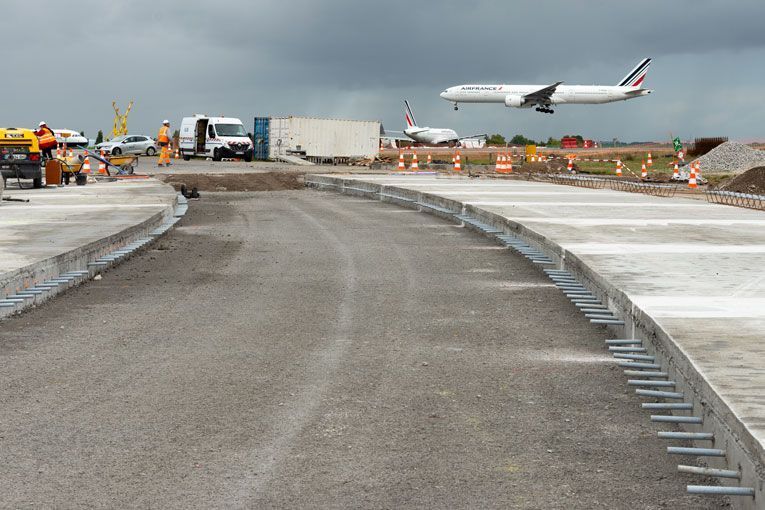 Aéroport Roissy – Charles-de-Gaulle : Béton sur enrobé, du jamais vu en aéroportuaire