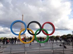 Les anneaux olympiques déposés de la Tour Eiffel... pour l'instant