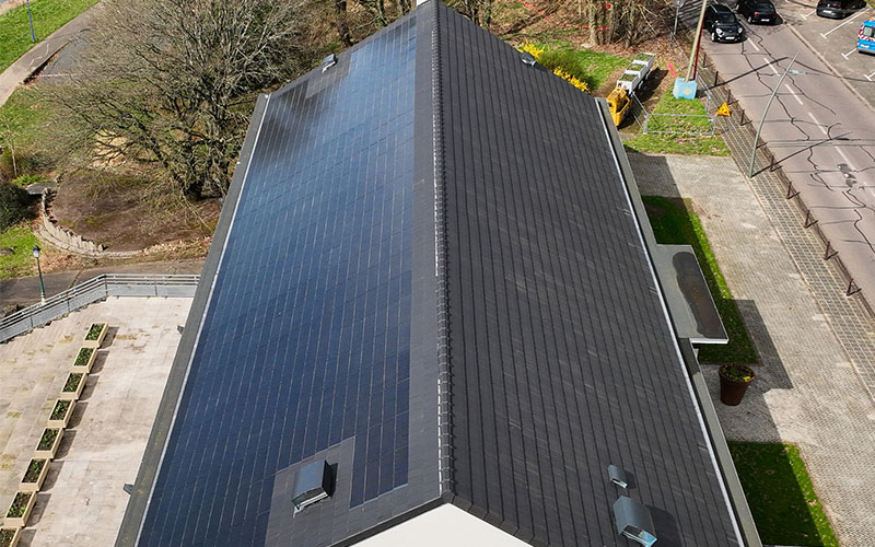 la commune de falck 57 r ussit une r novation exemplaire de la toiture de sa salle des f tes en autoconsommation collective avec les tuiles solaire max d edilians