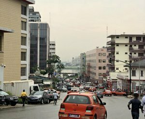 Echauffourées à Abidjan entre forces de l'ordre et habitants pendant des démolitions