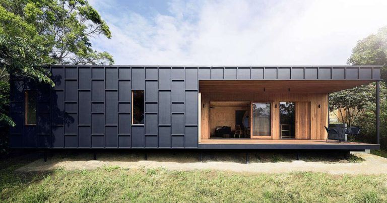 Un rectangle de bois posé au milieu de la végétation pour cette maison australienne