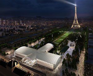 Un "Grand Palais éphémère" en montage sur le Champ-de-Mars, à Paris