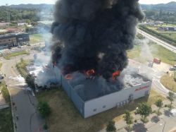 Un magasin Mr.Bricolage part en fumée dans le Gard