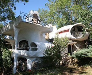 Des maisons-bulles de l'architecte Häusermann dans les Vosges vendues aux enchères pour 120.000 euros