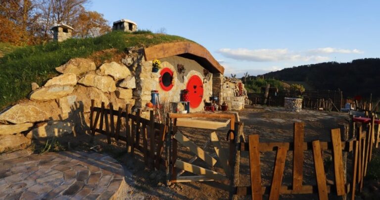 Quatre sœurs créent un village de maisons Hobbit en Bosnie