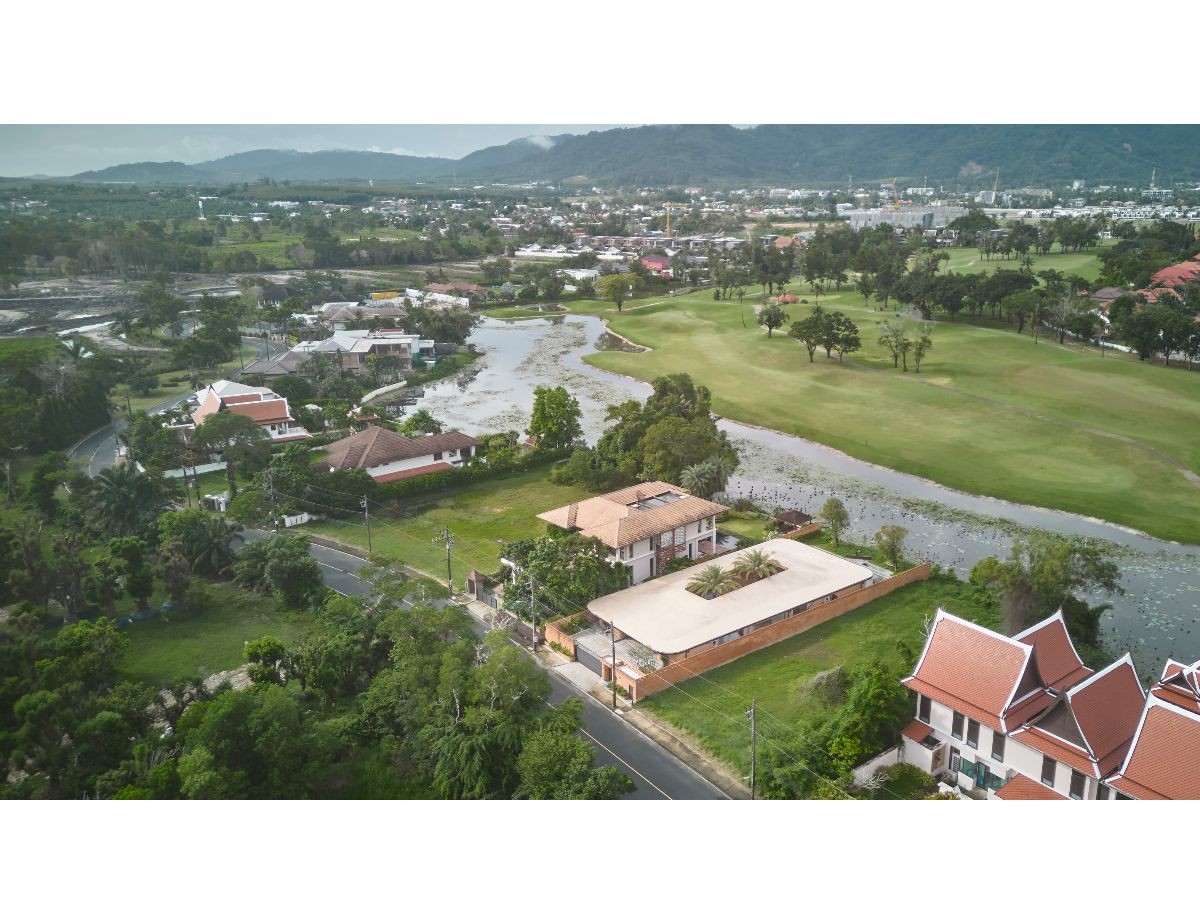 Une villa en briques embrasse le paysage tropical de Phuket