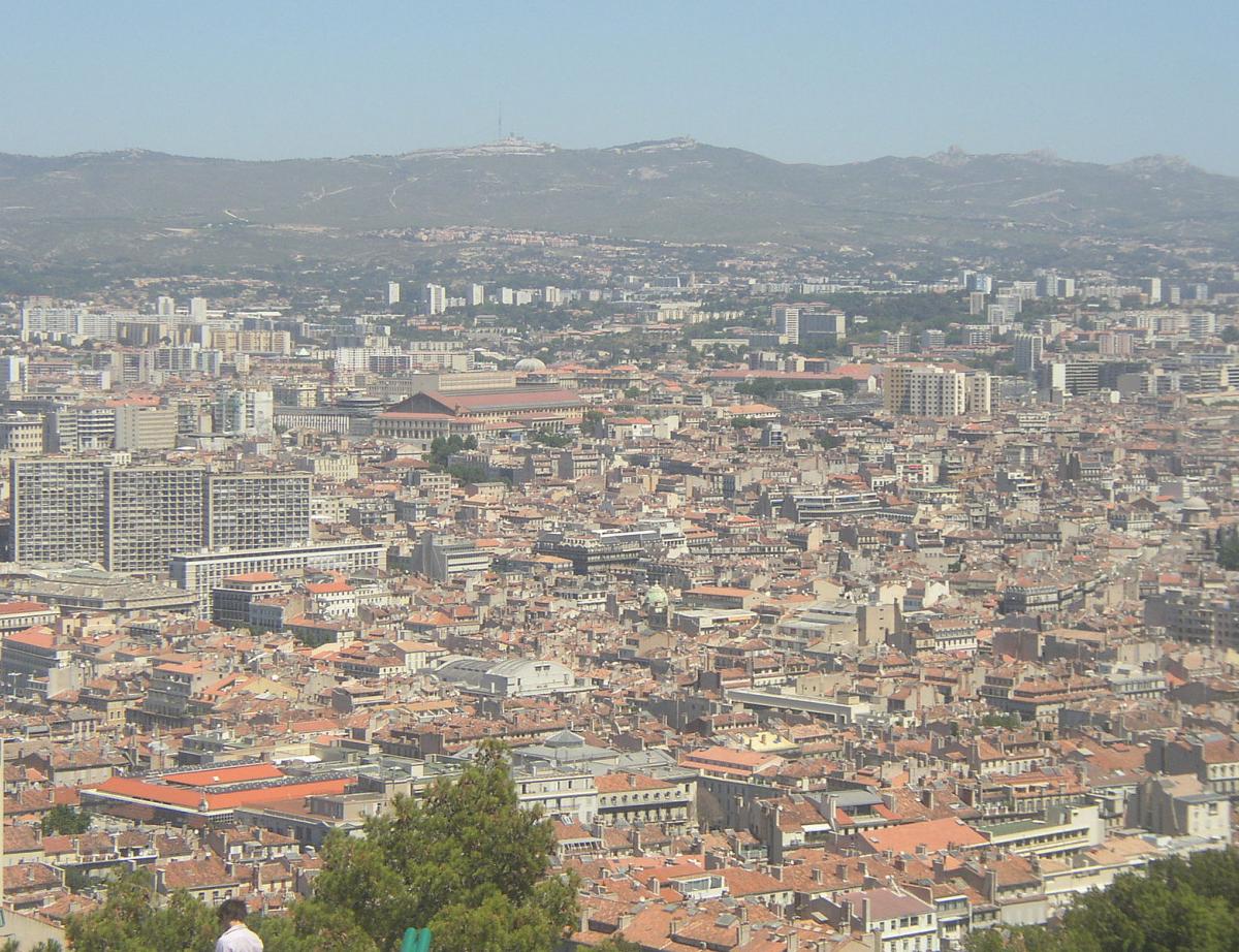 Habitat dégradé: une ministre constate "l'ampleur du chemin à parcourir" à Marseille