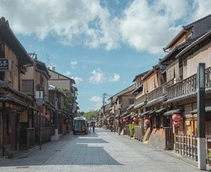 Séisme au Japon : un village épargné grâce à son architecture unique