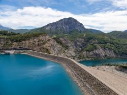 Hautes-Alpes : EDF installe une centrale photovoltaïque flottante sur une retenue d'eau