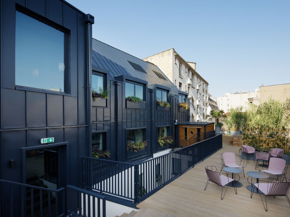 Dans un prestigieux quartier parisien, un hôtel surélevé de quatre niveaux