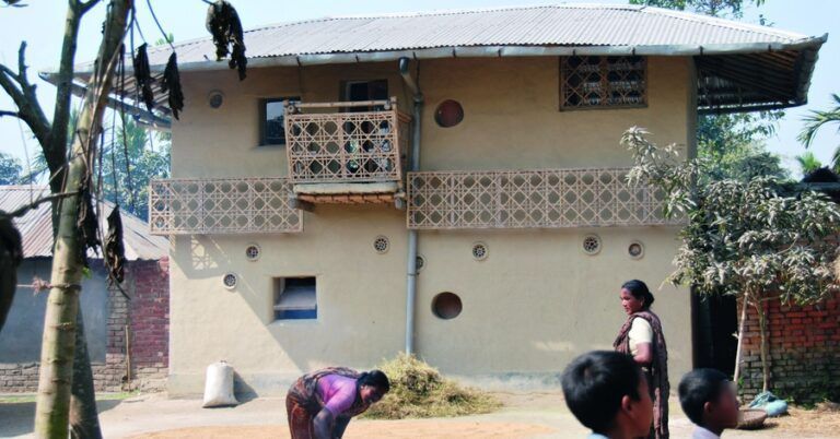 Des maisons en terre crue pour plus de confort au Bangladesh