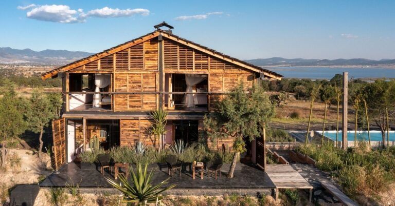 Une maison mexicaine en bois inspirée de l’architecture japonaise