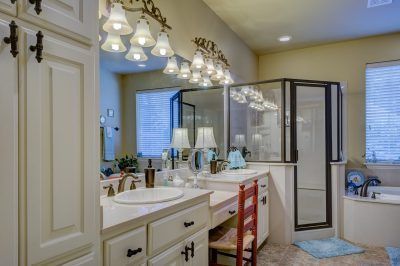 Décorer la salle de bains : 3 conseils pour choisir l’éclairage