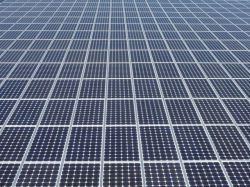 Paris autorise l'installation de neuf centrales solaires sur ses toits