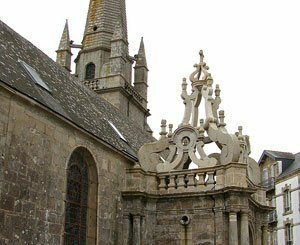 Menhirs détruits : l'église de Carnac taguée