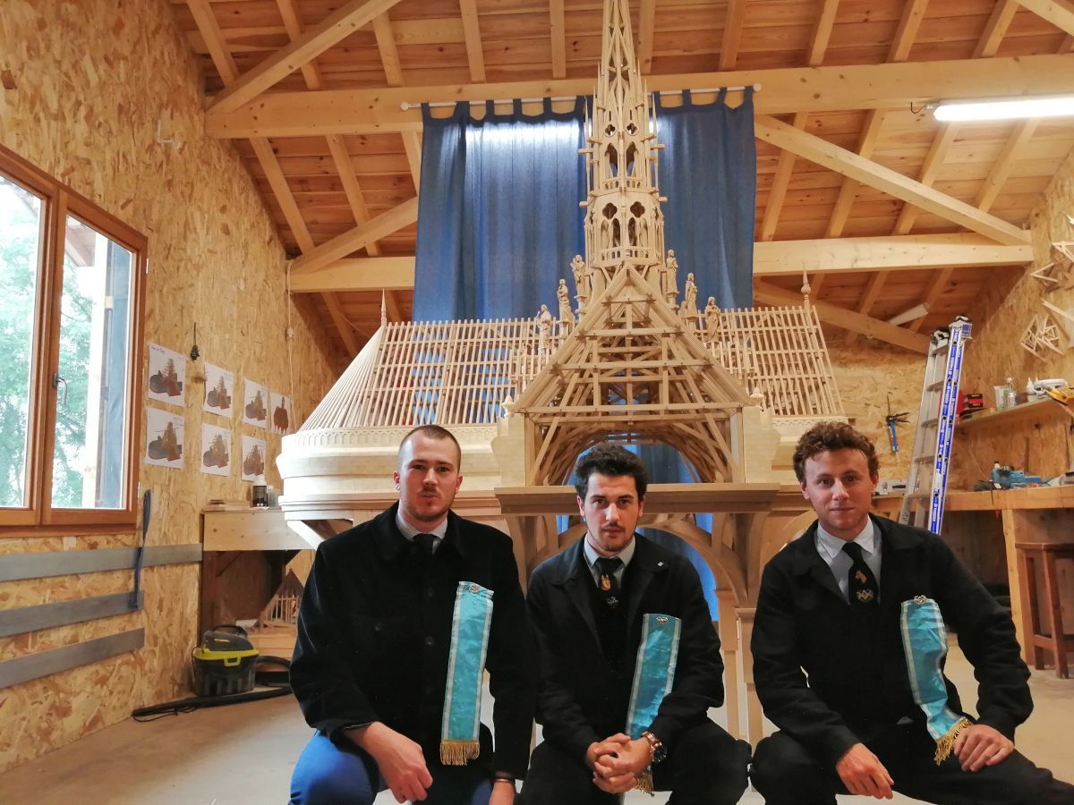 En hommage à Notre-Dame de Paris, trois compagnons réalisent une maquette de sa charpente