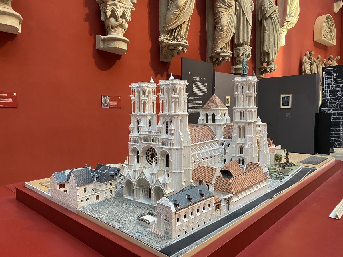 Une exposition met en valeur le chantier de restauration de Notre-Dame de Paris