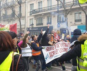 Raffinerie de Grandpuits : une centaine de salariés manifestent devant le siège de Total