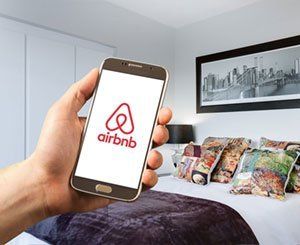 Plateformes type Airbnb: la mairie de Paris va réguler les mutations de commerces en meublés touristiques