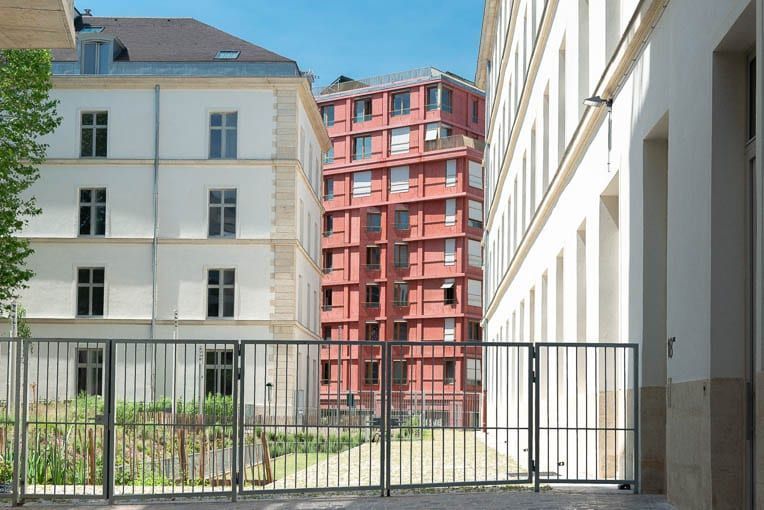 Caserne de Reuilly : Le rouge comme marqueur urbain