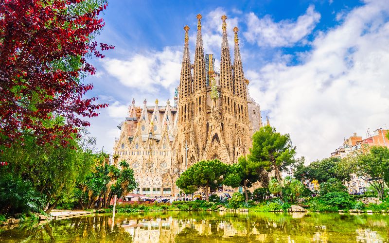l architecte gaudi bient t b atifi