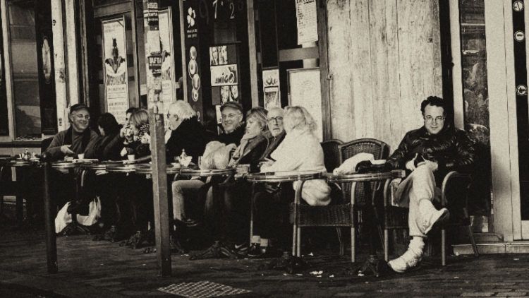 Au Café du Commerce, en ville, à la campagne, le télétravail ?