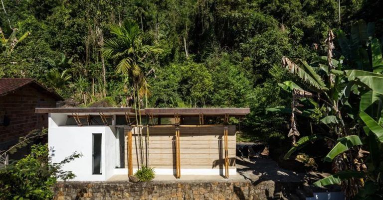 Cette maison d’architecte brésilienne est en terre crue et bambou