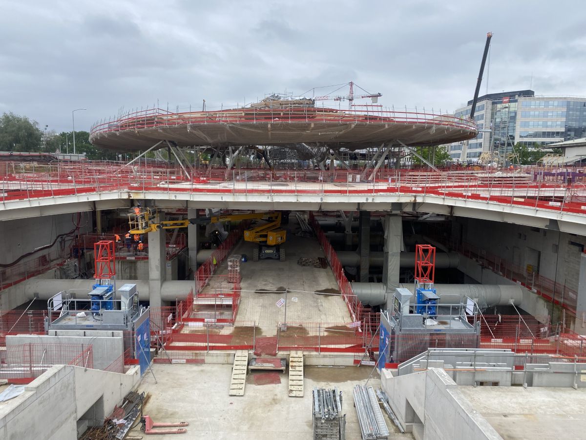 A Noisy-Champs, le dôme de la future gare sort de terre