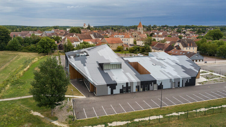 À Mirebeau-sur-Bèze, centre socio-culturel signé G+ architectes