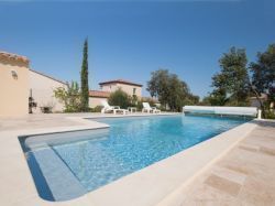 Une piscine familiale sous le soleil méditerranéen 