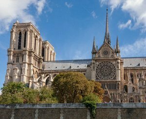 Réinstallation d'une première statue de la flèche de Notre-Dame