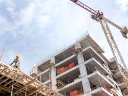 Logement : les permis de construire bondissent en avril 2025